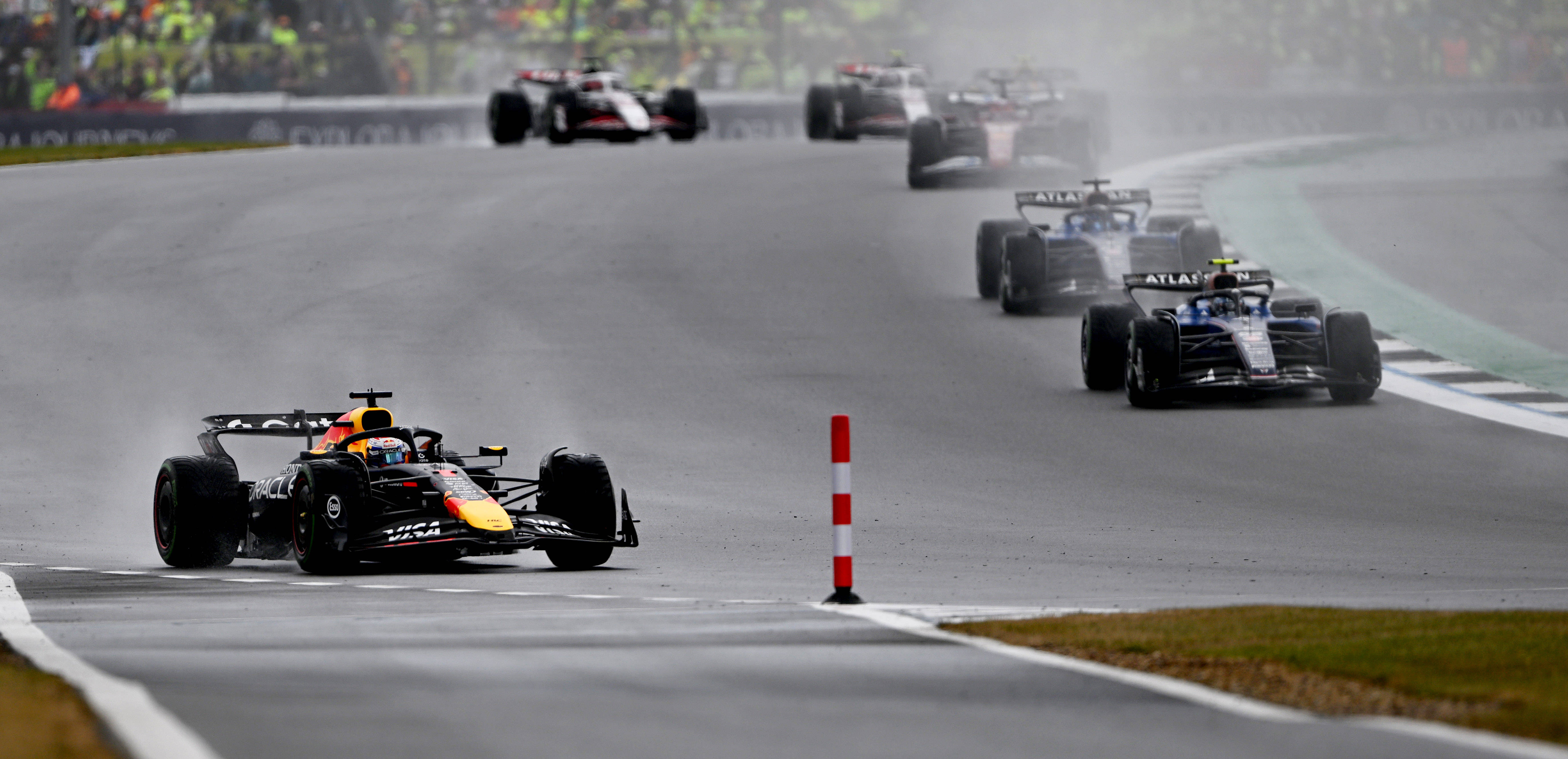 迈凯伦绝杀红牛车队，拉塞尔扛起全队