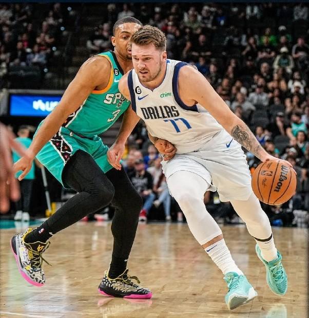 开云体育中国-马刺险胜福建队，东契奇扛起全队