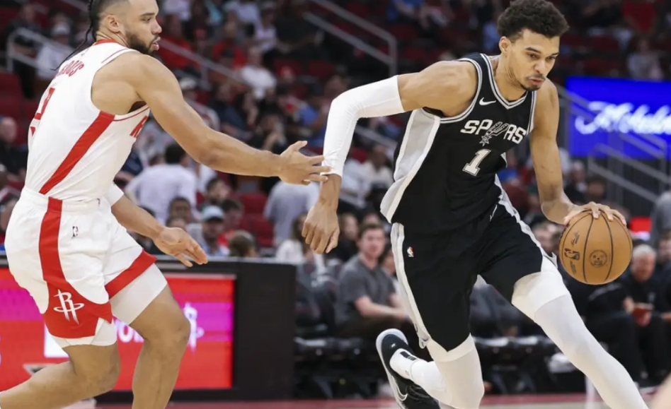 鹈鹕翻盘新疆队，范弗利特状态火热